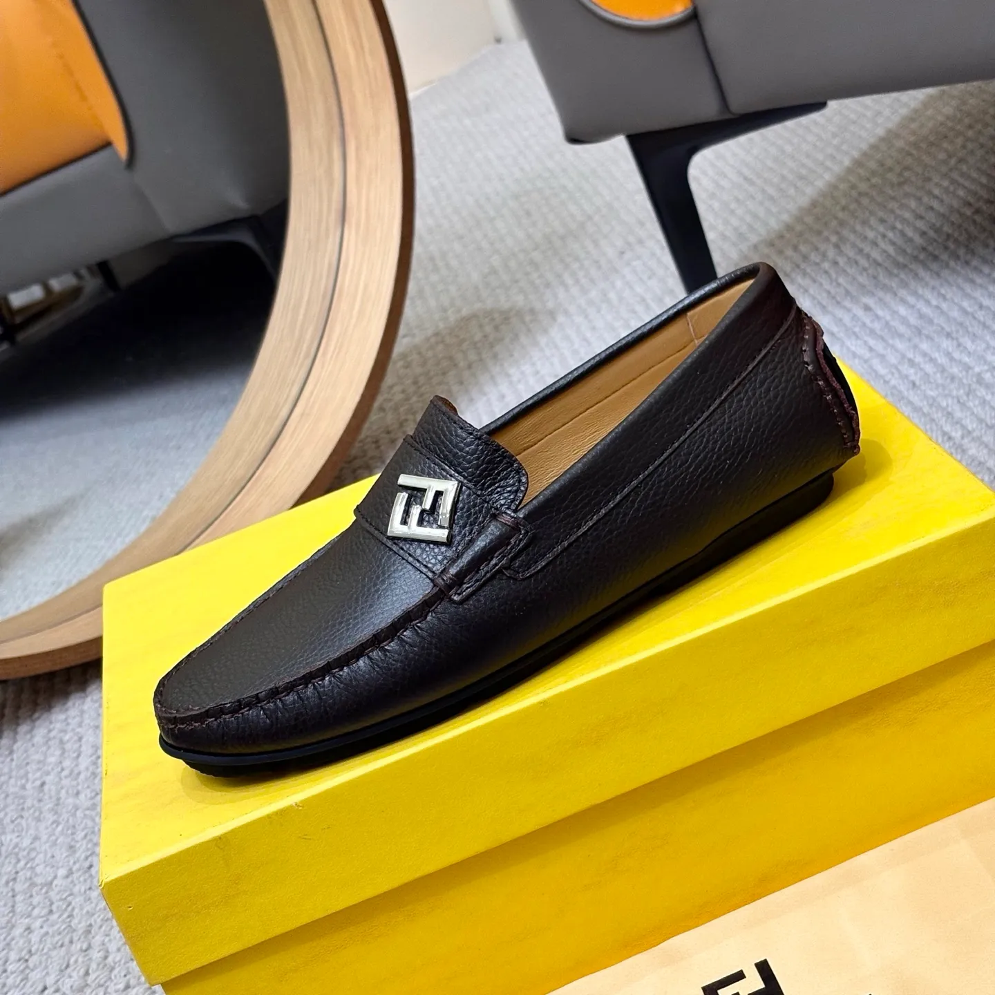 Men's shoes 💰420 [FENDI Fendi] 2⃣️0⃣️2⃣️5️⃣New Milan men's fashion lazy catwalk style ✅ fashionable casual beanie shoes, imported calfskin fabric, super smooth texture, sweat-absorbent and breathable, (sheepskin lining). Metal LOGO on the shoe body, Medusa avatar, irregular avatar, high-end craftsmanship logo✅ French Loft set foot design style 👟Low-key and elegant, great on-foot effect... Men's shoe size: 38-46 (4-12)